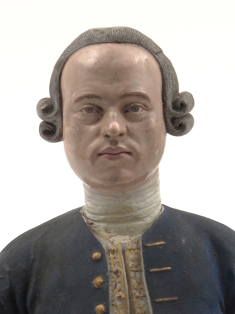 Ung mann i helfigur, frontal.