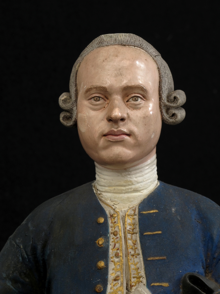 Ung mann i helfigur, frontal.