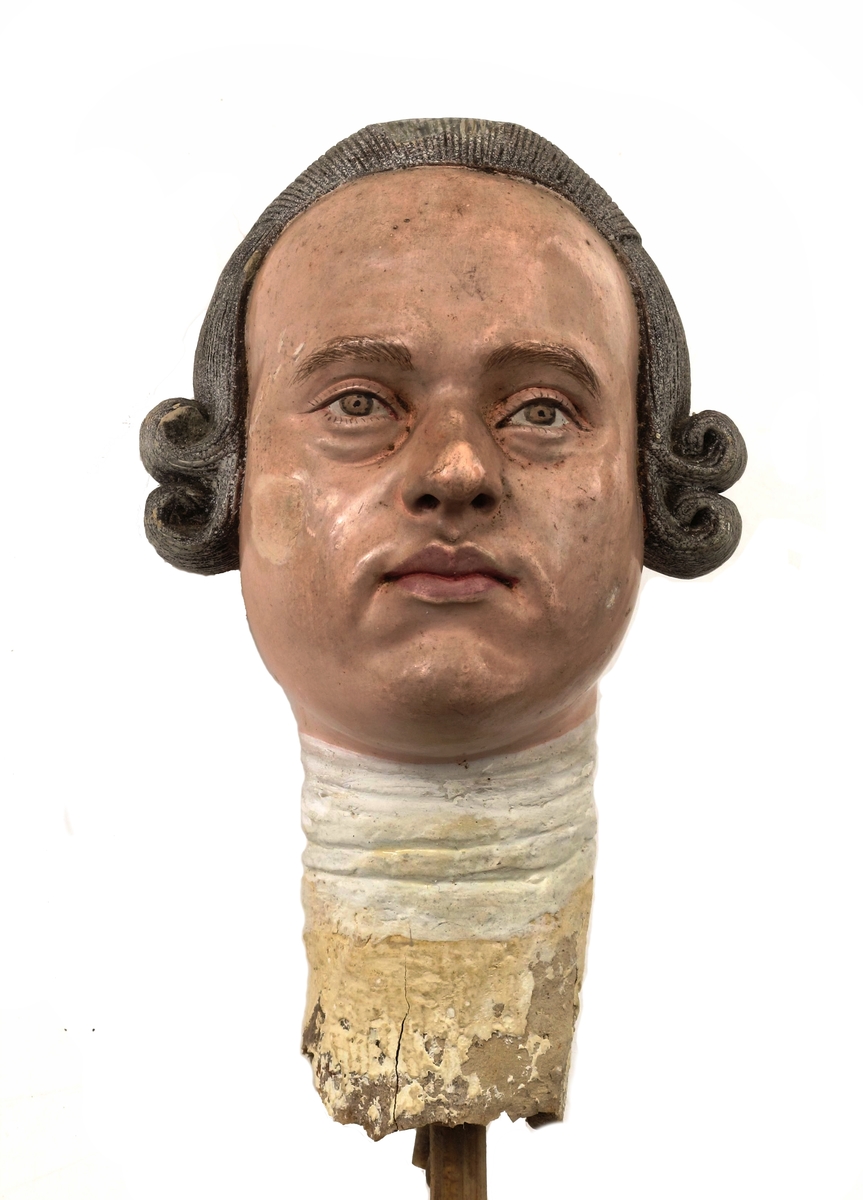 Ung mann i helfigur, frontal.