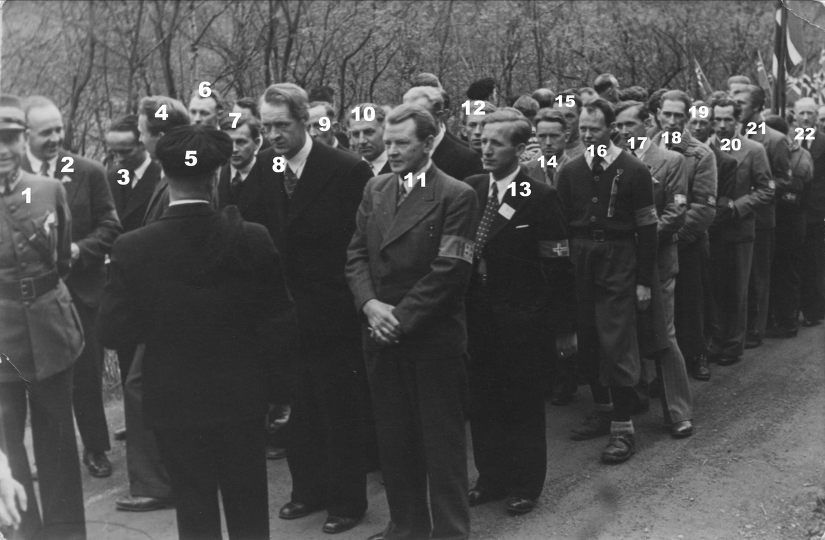 Hjemmestyrkene på Løkken i 17. mai-toget i 1945.