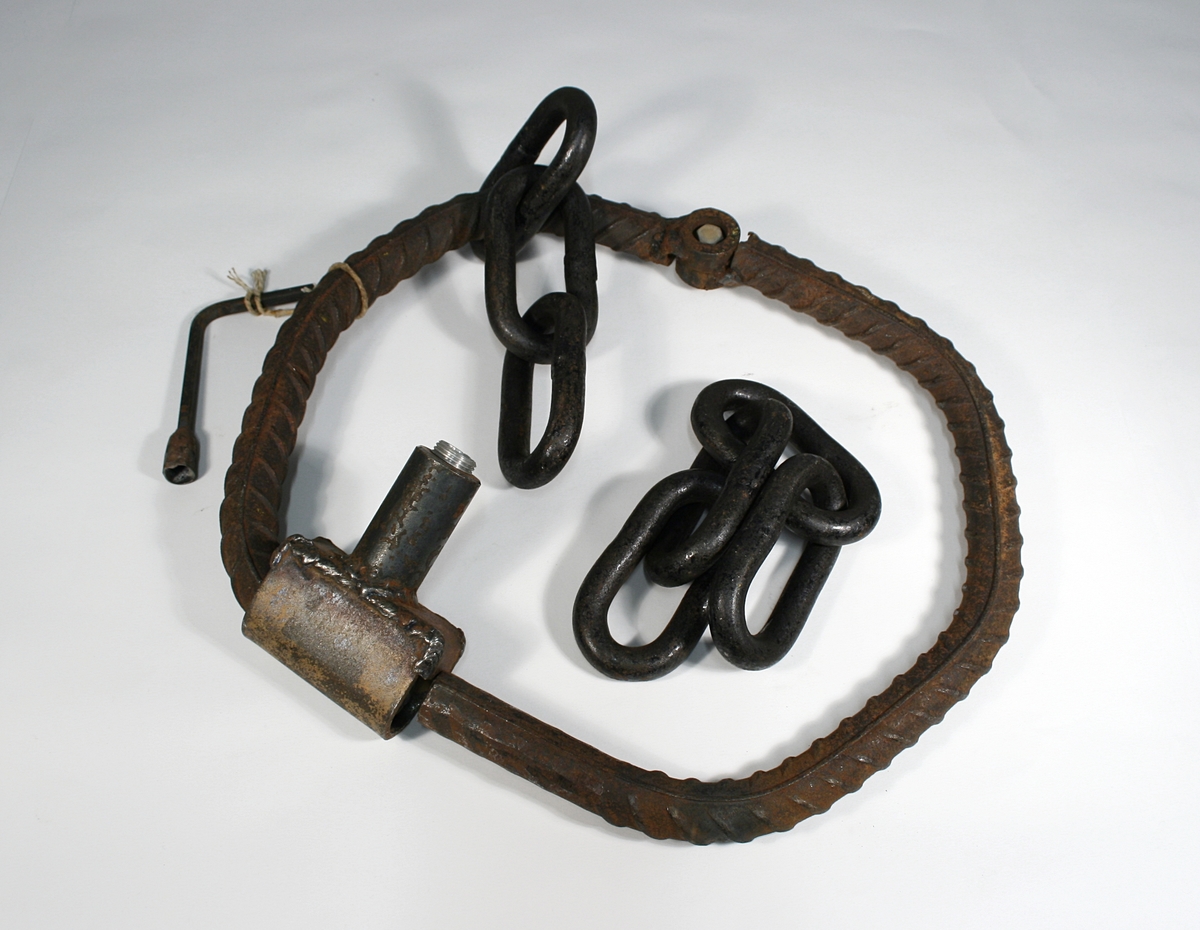 To korte lenker, en jernring, to rør. Rørene er såkalte "muffer". Jernringen er et midjejern. Nøkkelen til midjejernet medfølger.