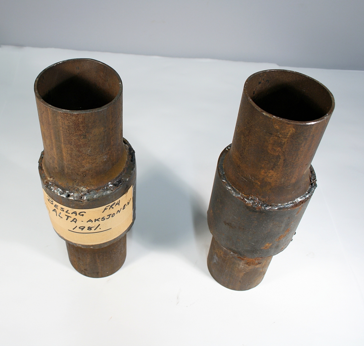 To korte lenker, en jernring, to rør. Rørene er såkalte "muffer". Jernringen er et midjejern. Nøkkelen til midjejernet medfølger.