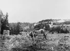 Panoramabild visande Adolf Fredriksgruvan, laboratoriet, Adolf Fredriks maskinhus och stora maskinhuset. Personer på bilden: Konsul F.Bieber, gruvfogden Malm (med helskägg), konsullinan Rieber och hennes bror, kemisten Bartouschek.