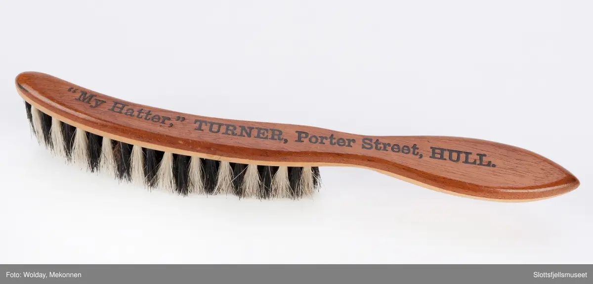 Hattebørste av to treslag, svart og hvit bust. For børsting av flosshatt.