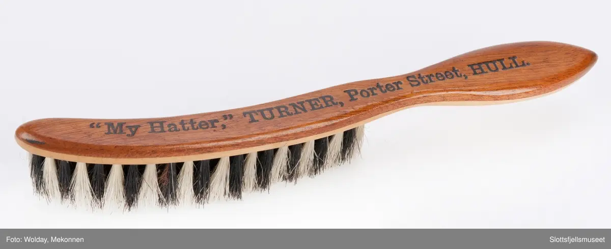 Hattebørste av to treslag, svart og hvit bust. For børsting av flosshatt.