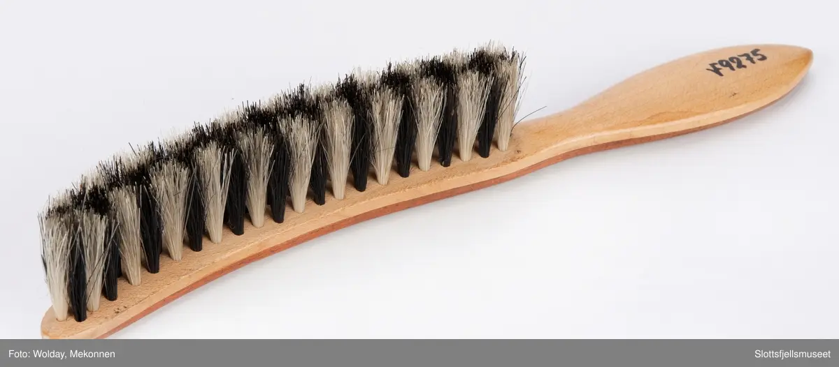 Hattebørste av to treslag, svart og hvit bust. For børsting av flosshatt.
