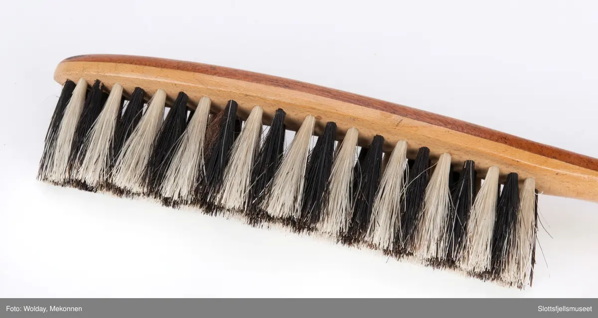 Hattebørste av to treslag, svart og hvit bust. For børsting av flosshatt.