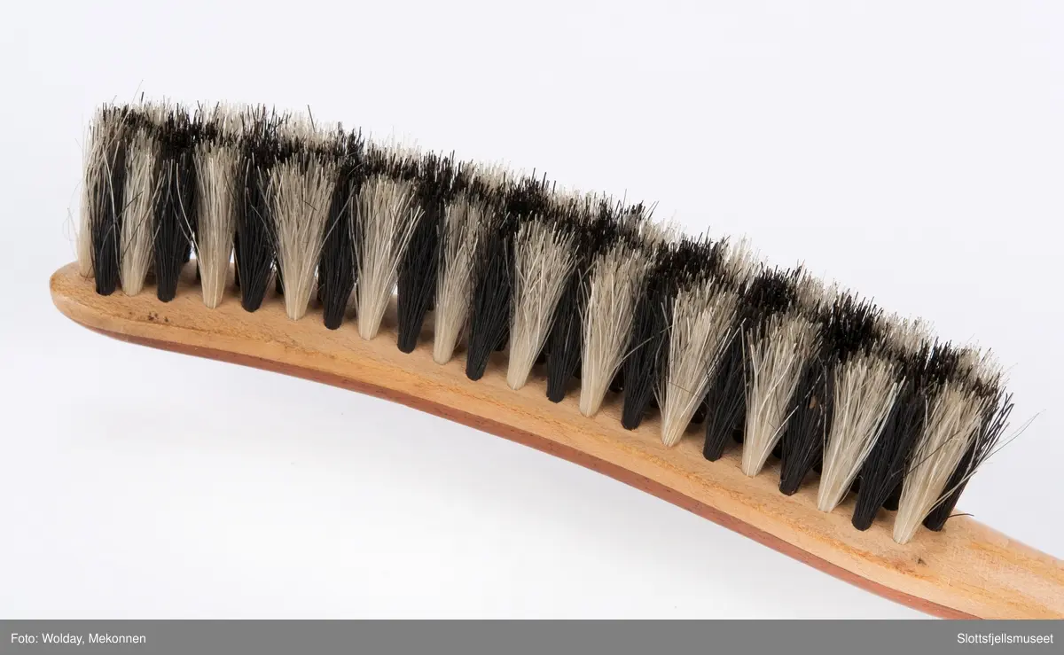 Hattebørste av to treslag, svart og hvit bust. For børsting av flosshatt.