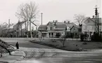 S:t Olofsgatan 60. Mehrska fastigheten vid Trekanten. Foto från Scheelegatans mynning 1936. Skomakarmäst. Mehr hade sin affär i detta hus. I den mindre byggnaden in på gården med gaveln mot gatan hade han verkstaden med ständigt 5 á 6 skomakare i arbete. Slutade verksamheten omkring 1945.