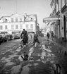 25 februari 1948 och solen har tagit hårt på snön i Linköping. Slaskig framfart utmed Stora hotellet.