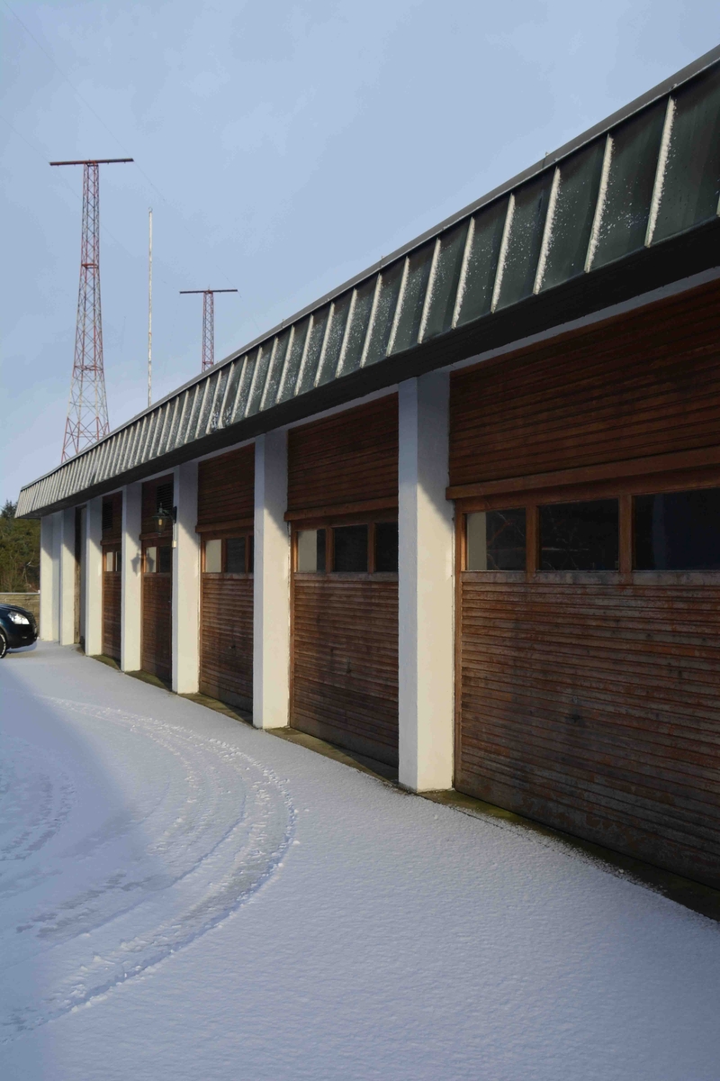 Senderstasjonen i Vigreskogen består av et stasjonsbygg på ca 600 kvm hvor sendersalen er det dominerende element som strekker seg i hele husets lengde. Midt på denne er en halvsirkelformet rotunde for antenneutføringene med en antenneveksler i midten. 
På motsatt side finnes kontrollrom, verksted, krysskopling og transmisjonsutstyrsrom og garderober. En rommelig foaje har inngang til sendersal og garderober på den ene siden og kontorer og hvilerom med tekjøkken og bad for eventuelt opphold mellom vaktene.
I kjelleren under sendersalen er det mekanisk verksted, kraftinntak fra høyspentnettet, ventilasjonsrom, diverse lagerrom og et rom i hele husets lengde som mastemontørene brukte til montering av antennedeler.
Over tunet er et garasje- og lagerbygg på 250 kvm som også huser et kraftig reservestrømsaggregat. 
Ved etableringen ble det bygget et bolighus hvor kombinert vaktmester/mastearbeider skulle bo, men det ble bare brukt noen få år til formålet på grunn av umulige radio og tv-forhold for de som skulle bo der. 
Ved topp aktivitet i første halvdel av 1980-årene var et 30 talls sendere i drift med døgnkontinuerlig vakt,  og 10-12 personer med mønstringssted på stasjonen.
I 2016 er det kun senderne for mellombølgetjenestene ved Rogaland radio og sender for Navtex som er i drift i huset og ingen har sin faste arbeidsplass der.