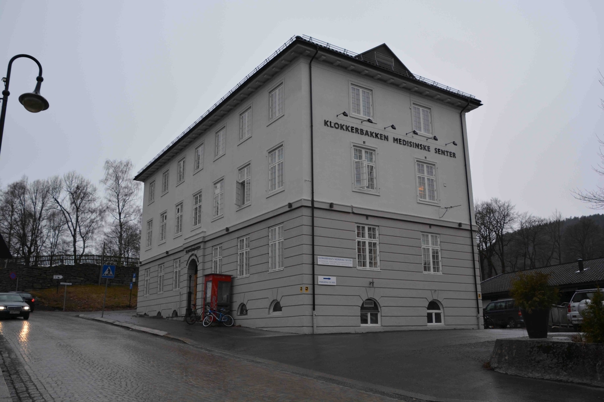Kongsberg telebygg ligger innenfor byens kultursentrum og er et godt eksempel på "offentlig" nyklassisisme. Byggets fasade, inngangsparti og trapperom er spesielt bevaringsverdig. Bygget har vært brukt som opplysningssentral. Det er et pusset murbygg i nyklassisistisk stil, tre etasjer.