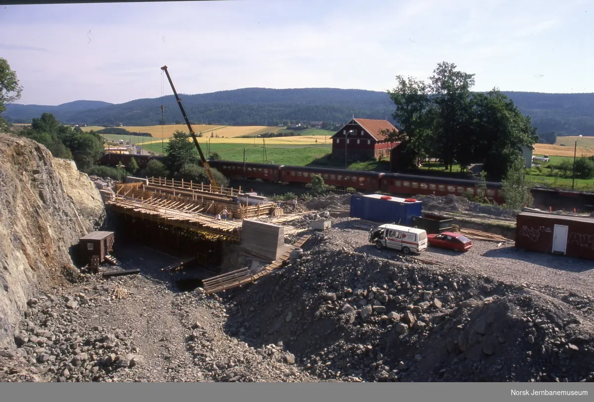 Fra utbyggingen av Sande-parsellen - støping av undergang og passerende tog