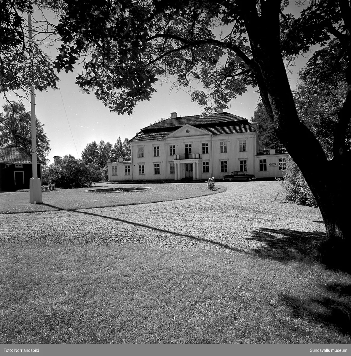 Exteriörbilder från Matfors pappersbruk. Fabriken, herrgården med flera byggnader.