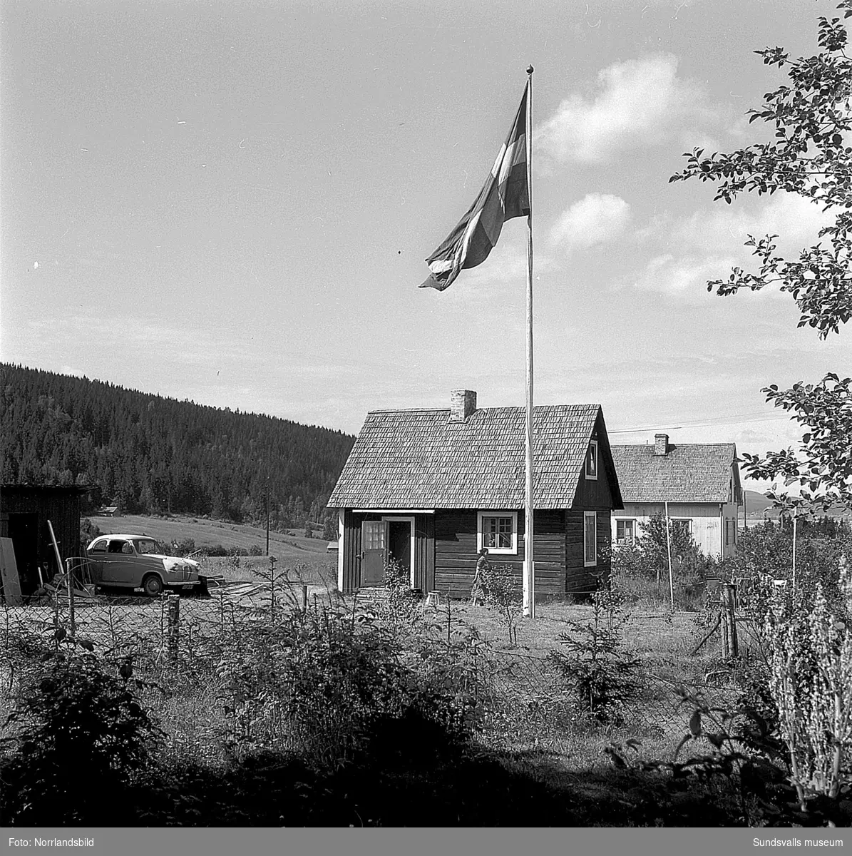 Exteriörbilder från Matfors pappersbruk. Fabriken, herrgården med flera byggnader.