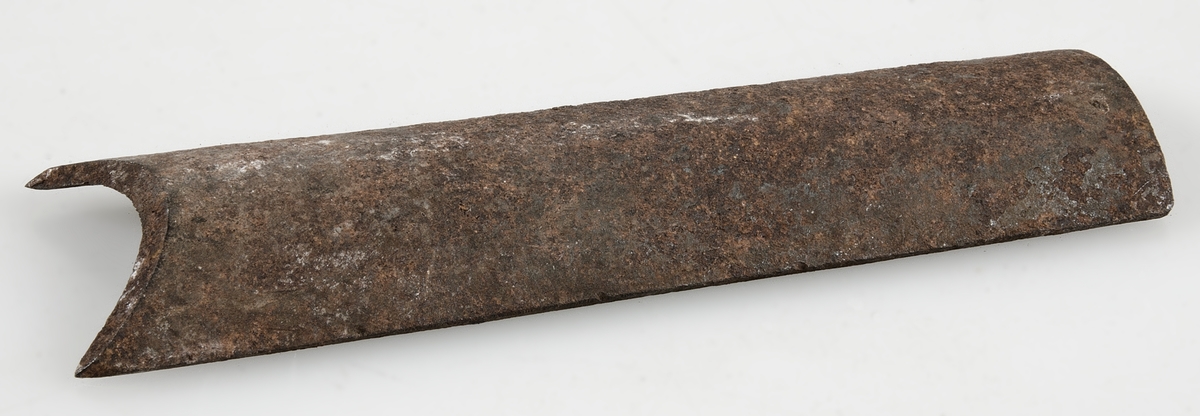 Hyveljärn av järn med rundat tvärsnitt, passande till utarbetningshyvlar av typ 9211 a-d för bl.a såp och silltunnor 3a) Höjd 0,9 cm, längd 23 cm, bredd 4,5 cm. 3b) Höjd 1,1 cm, längd 14,2 cm, bredd 4 cm.