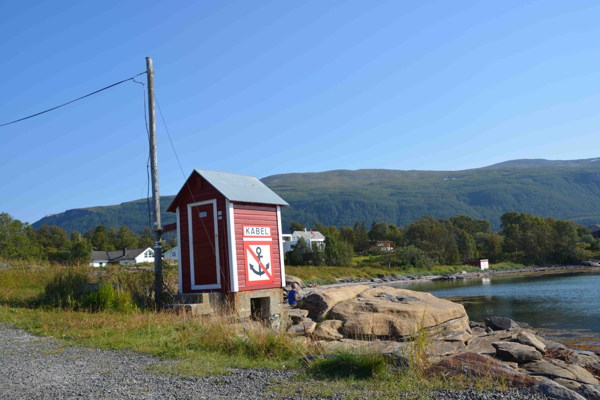 I Telegrafbukta, ved strandkanten i det populære utfartsområdet sør på Tromsøya, står en liten rødmalt trebygning. Huset ble benyttet til inntak for sjøkabler.
I 1869 kom kabelen fra Tisnes til Lanes på Tromsøya.  Denne kabelen var det ofte brudd på. Derfor ble det lagt en ny kabel i 1894 fra Tisnes til dette sjøkabelhuset i Telegrafbukta.