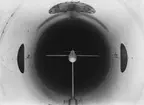 Prov av vindtunnelmodell av flygplan Saab J 29 i höghastighetstunnel på Flygtekniska försöksanstalten. Rakt framifrån.