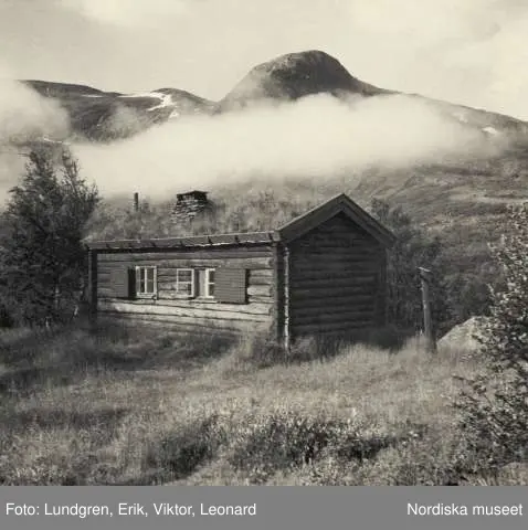 Raststuga, exteriör. I bakgrunden fjäll. Leden mellan Stensdalen och Vålådalen.