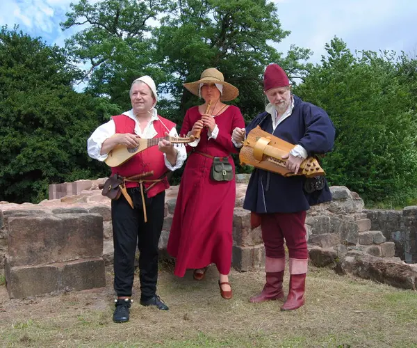 Middelalderband,en dame og to menn i middelalderklær