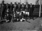 Fotbollslag, vy 1920 på asken
	Metallutfällning.