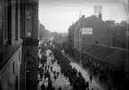 Demonstration på Algatan -Östergatan, 1919K på asken
	Metallutfällning, missfärgad.