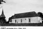 Kyrkan från söder före 1897. OBS. fönster och ingång i ö. muren, ovan dörren sitter konsolen.