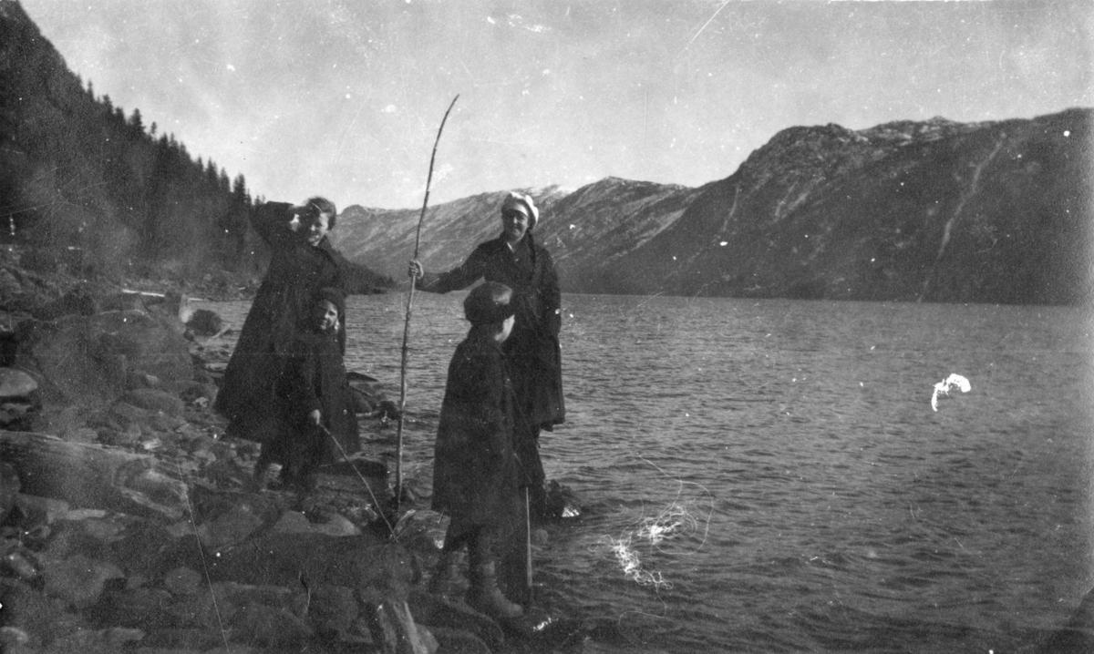 Fotosamling etter Hans Tveito. "På tur langs Bandaks strender. Fra Strandin i Lårdal."