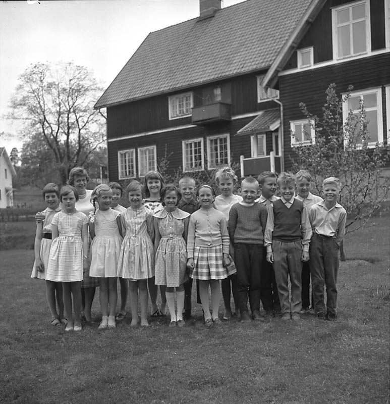 Ställdalen skola, gruppbild, skolbarn. Skolbyggnad i bakgrunden.
Elsa Lindal. 
Flickan i mitten längst fram med vita knästrumpor är Ing-Marie Gustavsson (när hon gifte sig blev hennes efternamn Lindström).