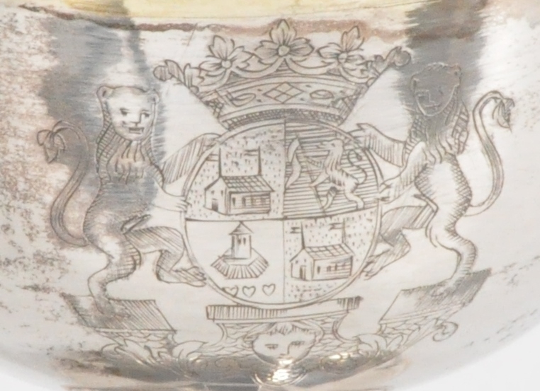 Alterkalk i sølv. Begeret er enkelt utformet med glatte sider og har innrisset som dekor et våpenskjold (antatt Hausmanns). Stetten er sekskantet og avbrutt av en disk som stikker ca 2 cm utenfor stetten. Under disken har stetten en dekorativ bård med to buedne fliker på hvar flate på stetten. Stetten ender opp i en fot som er formet som en blomst med seks kronblader.