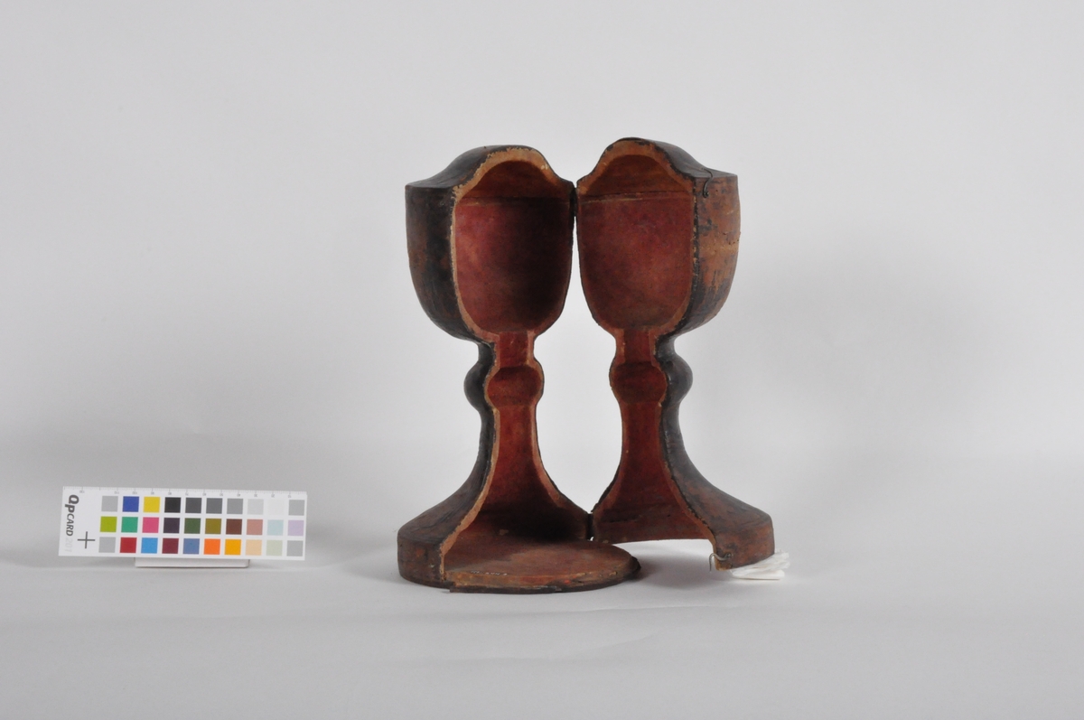 Alterkalk i sølv. Begeret er enkelt utformet med glatte sider og har innrisset som dekor et våpenskjold (antatt Hausmanns). Stetten er sekskantet og avbrutt av en disk som stikker ca 2 cm utenfor stetten. Under disken har stetten en dekorativ bård med to buedne fliker på hvar flate på stetten. Stetten ender opp i en fot som er formet som en blomst med seks kronblader.