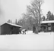 Bostadshus och knuttimrad stuga.
Gunnar Granberg