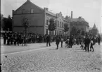 Landstormen? Utanför Centralskolan 1915
	Metallutfällning.