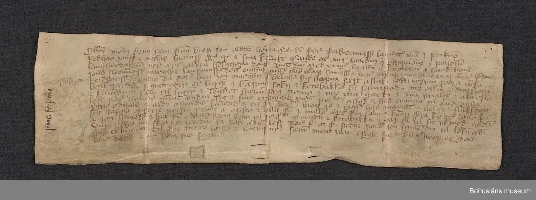 Handskrivet medeltida brev på pergament.
Ur Knut Adrian Anderssons katalog 1916:
År 1420:
Köpebrev genom vilket Jon Svennungsson hans hustru, Margareta Larsdotter, och Helga Axelsdotter till Axel Pedersson försälja gårdarna Groröd och Kodebacka i Bäfve socken. Daterat lördagen näst efter Alhelgonadagen 1420 i pergament. Jämte copia av originalet och översättning däraf på nutids-svenska å styvt papper samt en dito på tunnt papper, allt inlagt i ett äldre gult kuvert.