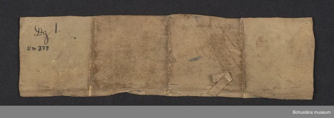 Handskrivet medeltida brev på pergament.
Ur Knut Adrian Anderssons katalog 1916:
År 1420:
Köpebrev genom vilket Jon Svennungsson hans hustru, Margareta Larsdotter, och Helga Axelsdotter till Axel Pedersson försälja gårdarna Groröd och Kodebacka i Bäfve socken. Daterat lördagen näst efter Alhelgonadagen 1420 i pergament. Jämte copia av originalet och översättning däraf på nutids-svenska å styvt papper samt en dito på tunnt papper, allt inlagt i ett äldre gult kuvert.