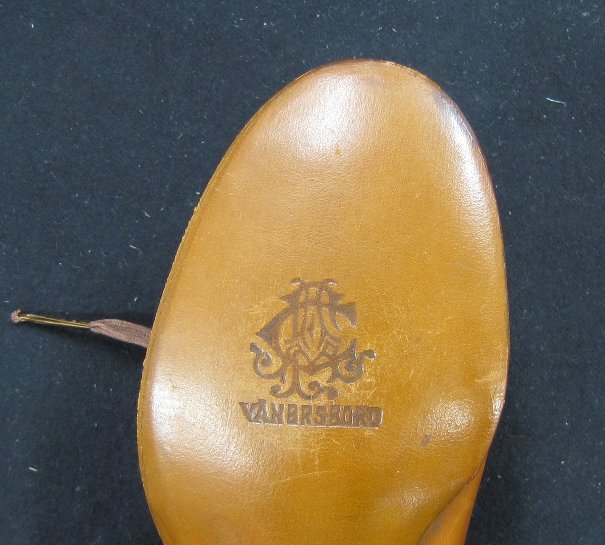 Ett par skor, barnskor, med snörning. Skorna är bruna och på sulans utsida är skorna märkta med A. F. Carlssons skofabriks sigill.