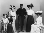 Major Andersson med familj 1910. Fr v: sonsonen Jarl, hustrun Hildegard, sonhustrun Blenda (troligen) samt major Andersson. Okänd person till höger.