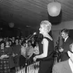 Jazz sångerskan Monica Zetterlund med orkester i Huskvarnas Folkets park.