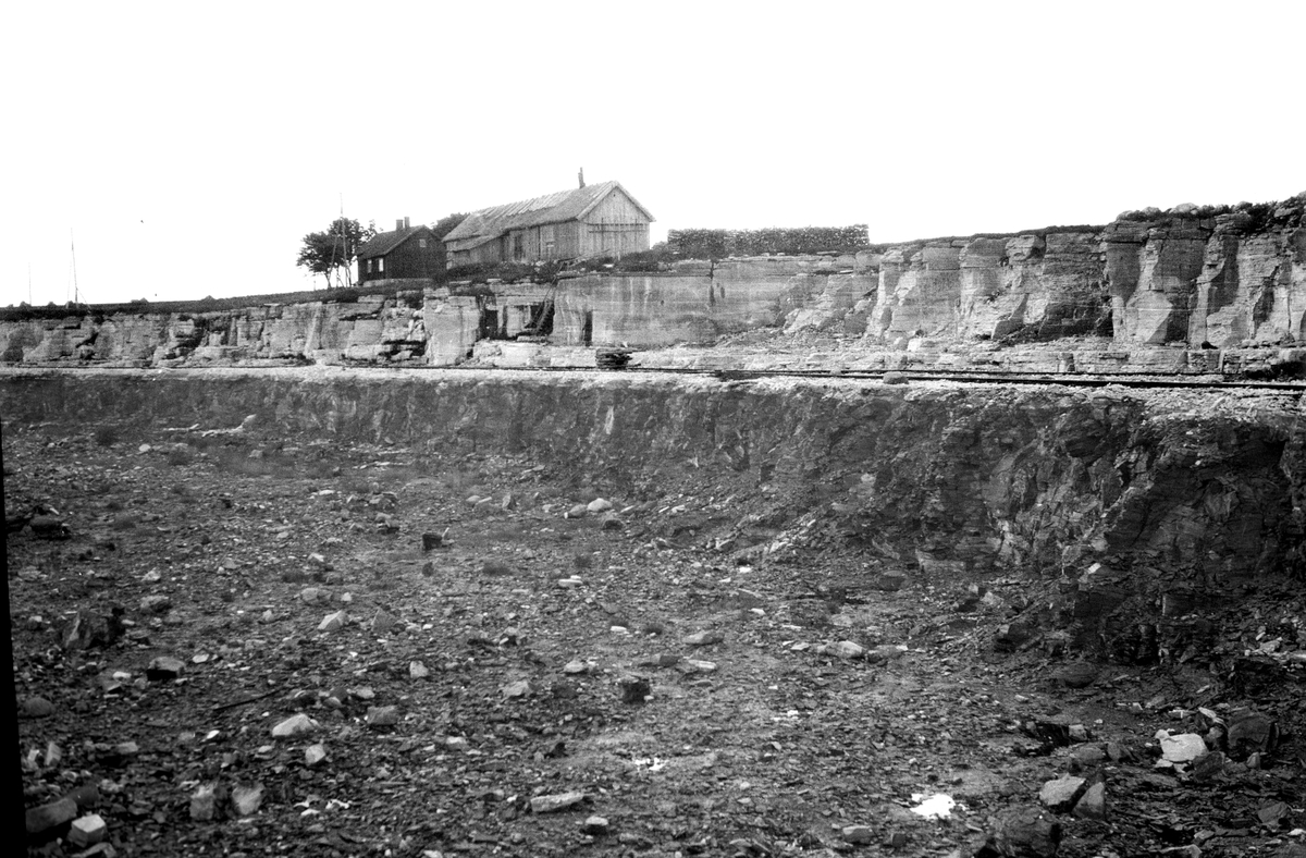 Omkring 1908 blev en stor utbyggnad av Västergötlands kalkindustri, inte minst i Falbygden, där de förutvarande kalkbruken kraftigt expanderade och nya anlades, bland dessa Tomtens kalkbruks AB, Torbjörntorp och AB Kalk i Stockholm, som båda köpte gårdar i Torbjörntorp, vilkas kalkfyndigheter bedömdes som exploateringsvärda vid stordrift. Järnvägsspår anlades från Balltorp (SJ) till bruken så att järnvägsvagnar kunde föras intill ugnarna för lastning. En mycket betydelsefull driftsfaktor, som inget annat bruk i Västergötland tidigare hade. Arbetet med järnvägsbygget påbörjades 1913, och den första järnvägsvagnen lastades med kalk vid Tomten i Januari 1914. Ur Gustav Sandberg i boken om Gudhem.