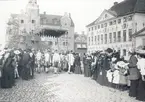 Parad på Stortorget. Bilden är troligen tagen runt 1905 när Kalmar stadshotell byggdes eftersom byggställningar fortfarande finns uppe. Rådhuset syns till höger.