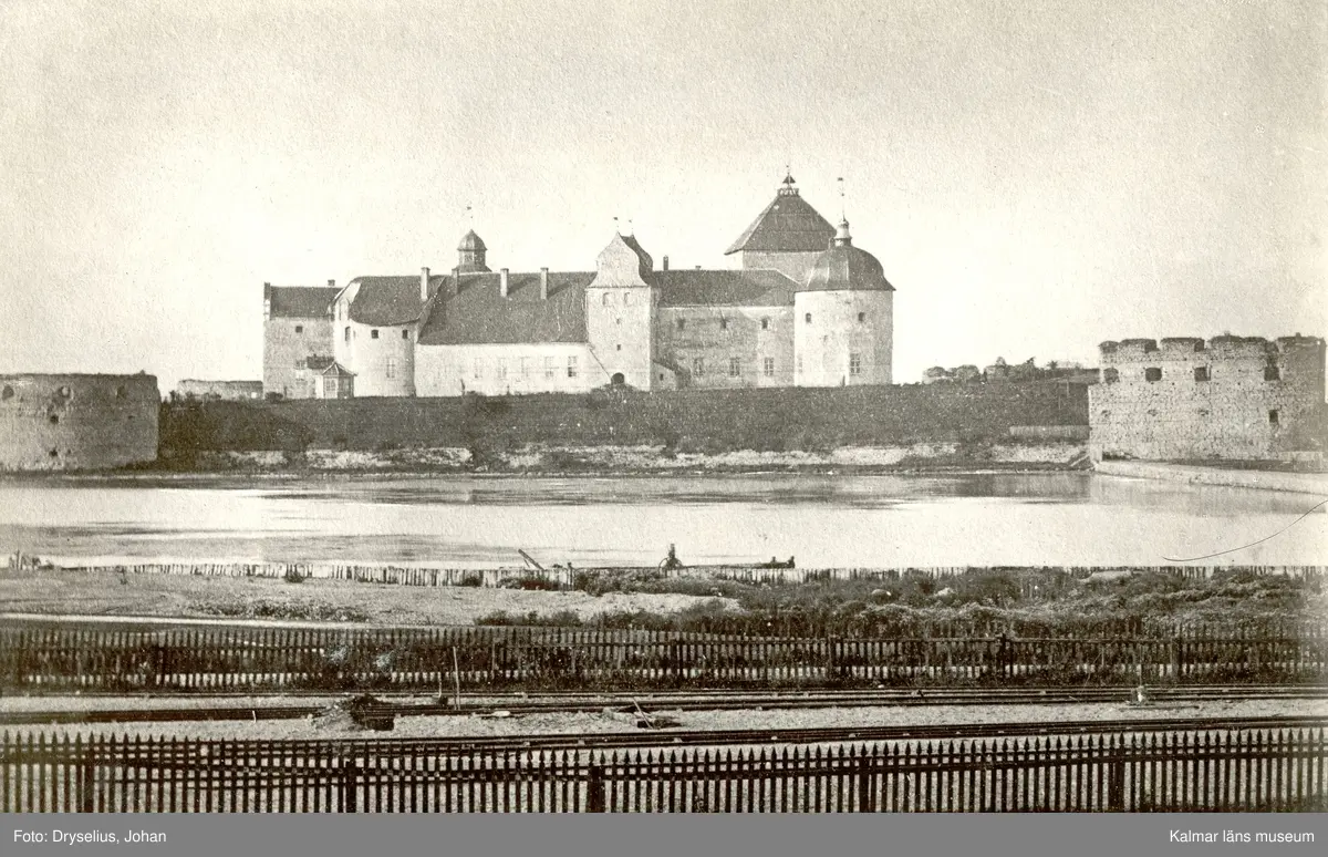 Kalmar slott omkring år 1875. Bilden är tagen från järnvägen/järnvägsstationen. Fotografen vänd söderut mot slottet. Före Zettervalls renoveringar då bland annat Kuretornet byggdes till.