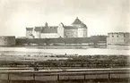 Kalmar slott omkring år 1875. Bilden är tagen från Danska kullarna och före Zettervalls renoveringar då bland annat Kuretornet byggdes till.