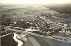 Flygfoto över Målilla, med järnvägsstationen och Stångådalsbanan.