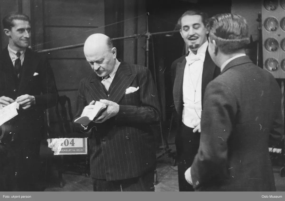 scenebilde, mann, kvinne, skuespillere, rollebilde, "Et dukkehjem",  brystbilde, kostymer, Nationaltheatrets gjestespill ved Svenska Teatern i Helsingfors