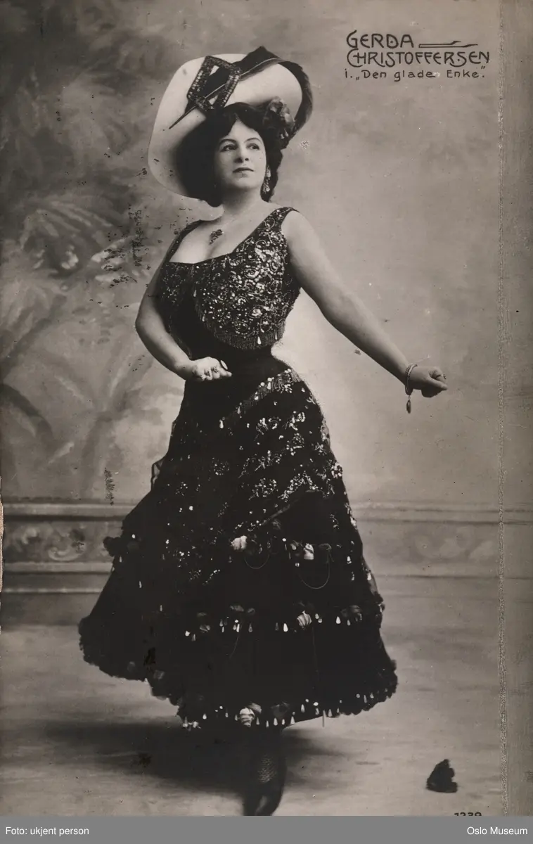 portrett, kvinne, skuespillerinne, sangerinne, rollebilde, tittelrollen i "Den glade enke", stående helfigur, kostyme