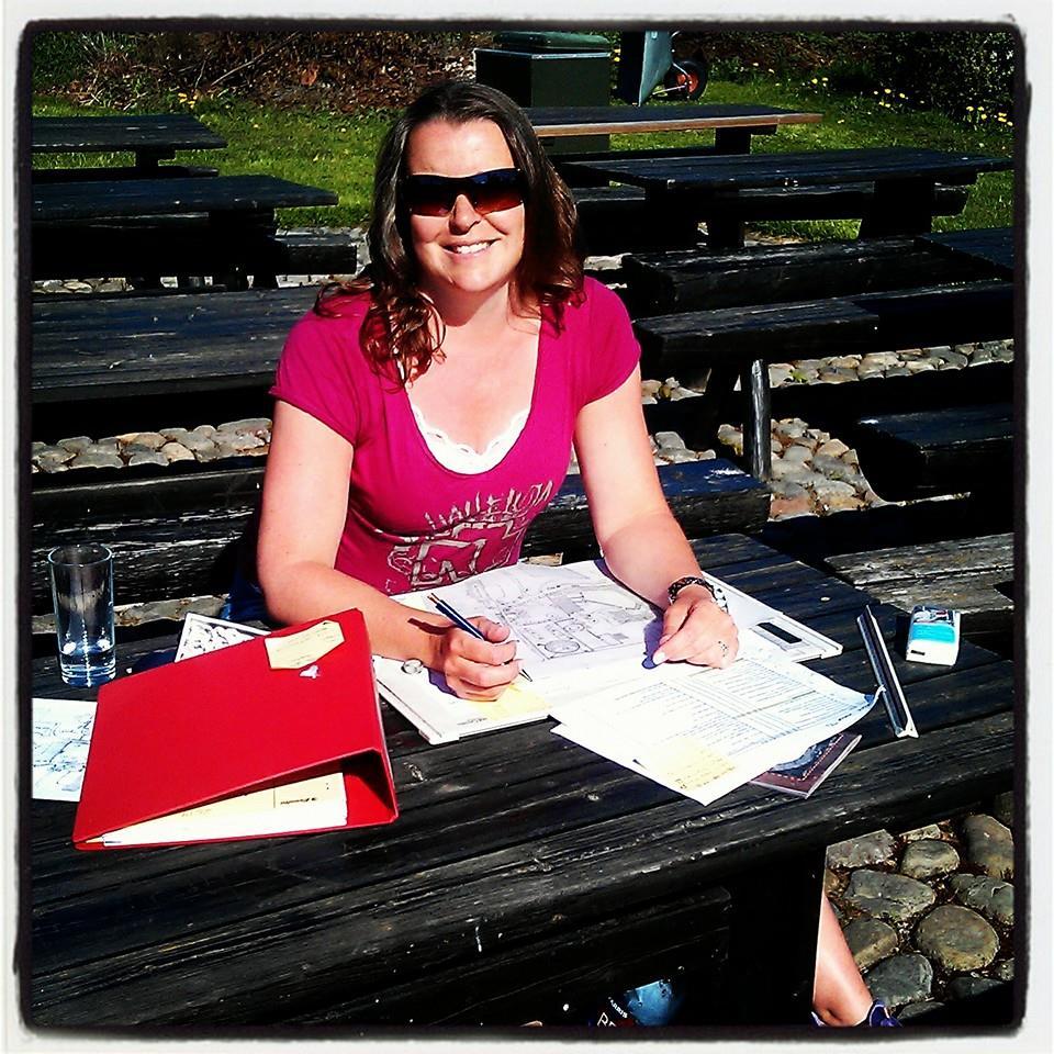 Kvinne i rosa t-skjorte