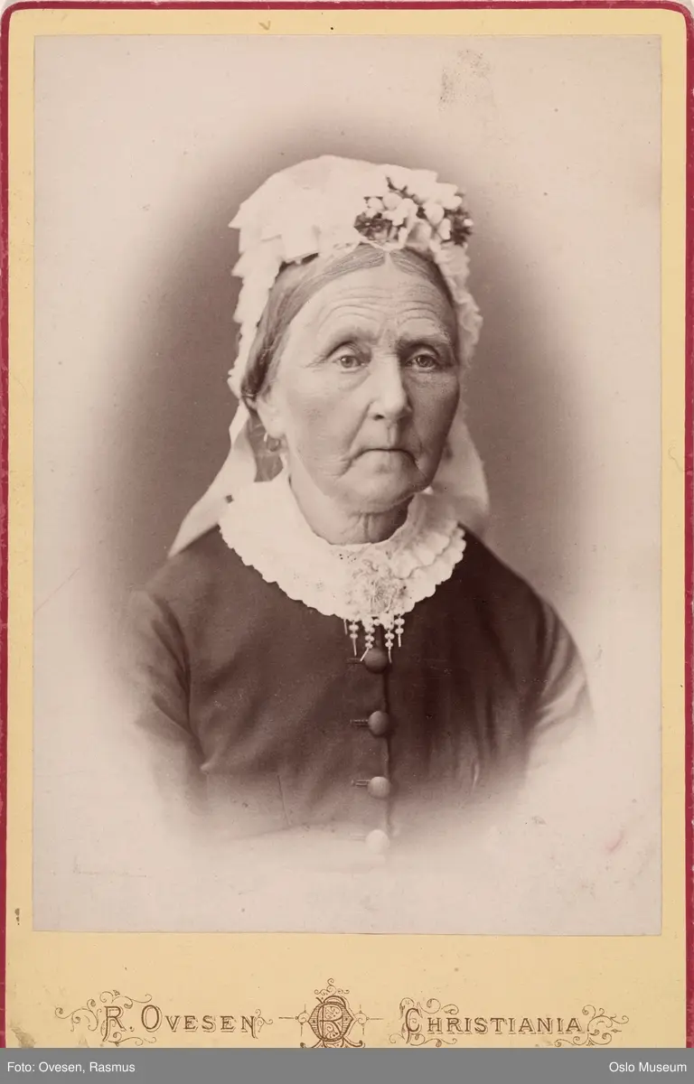 portrett, kvinne, vignettert brystbilde, hodeplagg