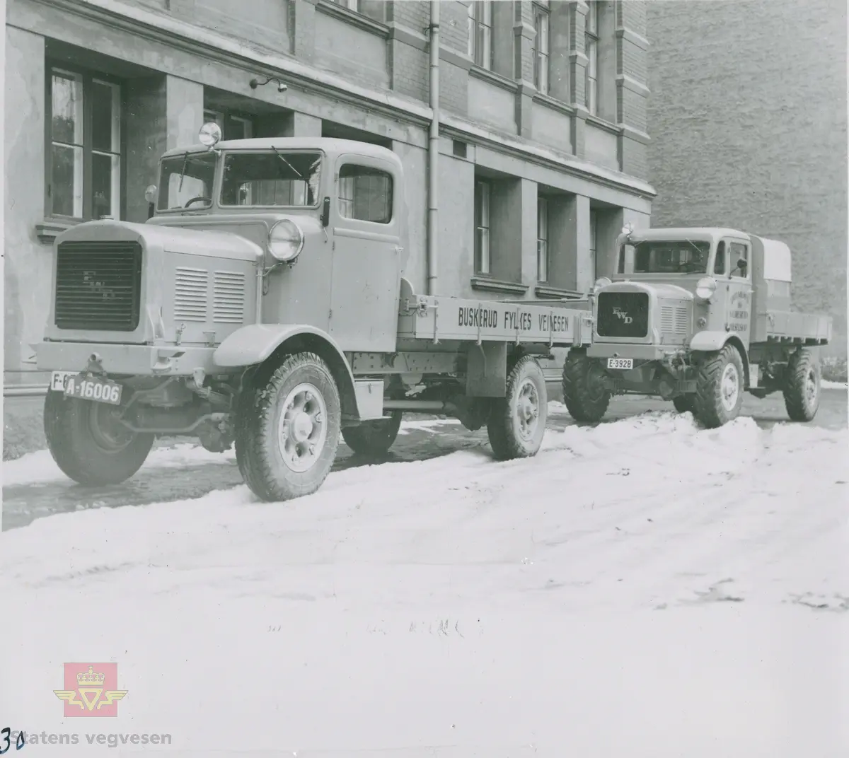 FWD lastebil fra Buskerud Fylkes Veivesen. Levering av FWD modell SU til Buskerud fylke med prøvekjennemerke A-16006, 1938. Bak står "Filefjell-Gubben" med kjennetegn E-3928. "Filefjell-Gubben" ble innkjøpt av A/S Jotunheimen og Valdresruten Bilselskap (JVB)  i 1936. Den til da kraftigste i landet. Etter en tøff vinter 1936-1937 mottok Colbjørnsen brev fra JVB  30.04.1937 hvor de sier seg meget førnøyd med bilen de kjøpte før jul i 1936. Jf. i boka "Familiefirmaet-utenom allfarvei/2000 Årsboken," av Bjørn Ausjen Johannessen.
