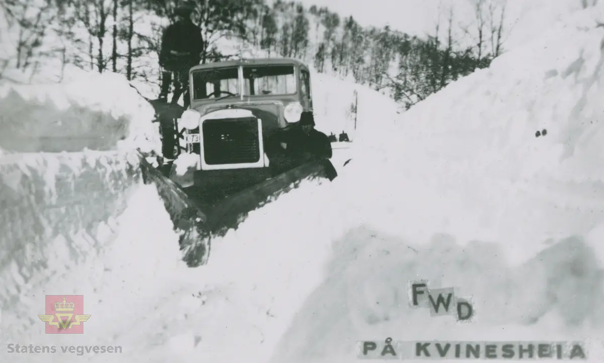 FWD lastebil kjennetegn K-7367. Sannsynligvis vinteren  1937.  Mye snø og høye brøytekanter på Kvinesheia.  Ref. til "Vegvesenets redskaper og maskiner 1941," av overingeniør Johs. Eggen. Les vedlegg i Nedlastinger. 

25.08.2016: "K-7367 må være registrert ikke lenge etter at redaksjonen for Norges Bilbok 1935 ble avsluttet, sannsynligvis våren det året, siden høyeste nr. i K-7000 serien der er 7319."