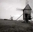 Väderkvarnar står oftast på gravfält för att gravfält är högt belägna och man får då mer vind. Kvarnen närmast fotografen är en stubbkvarn. 

Stubbkvarn (även kallad fot- eller stolpkvarn) är en äldre typ av väderkvarn, som utmärks av att hela kvarnhuset vrids kring en 